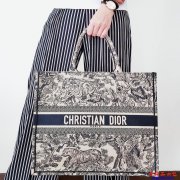 迪奥包包最经典的款式Dior Book Toile 